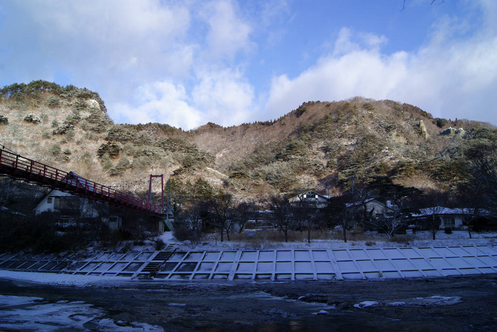 雪化粧した矢祭山とあゆのつり橋と久慈川