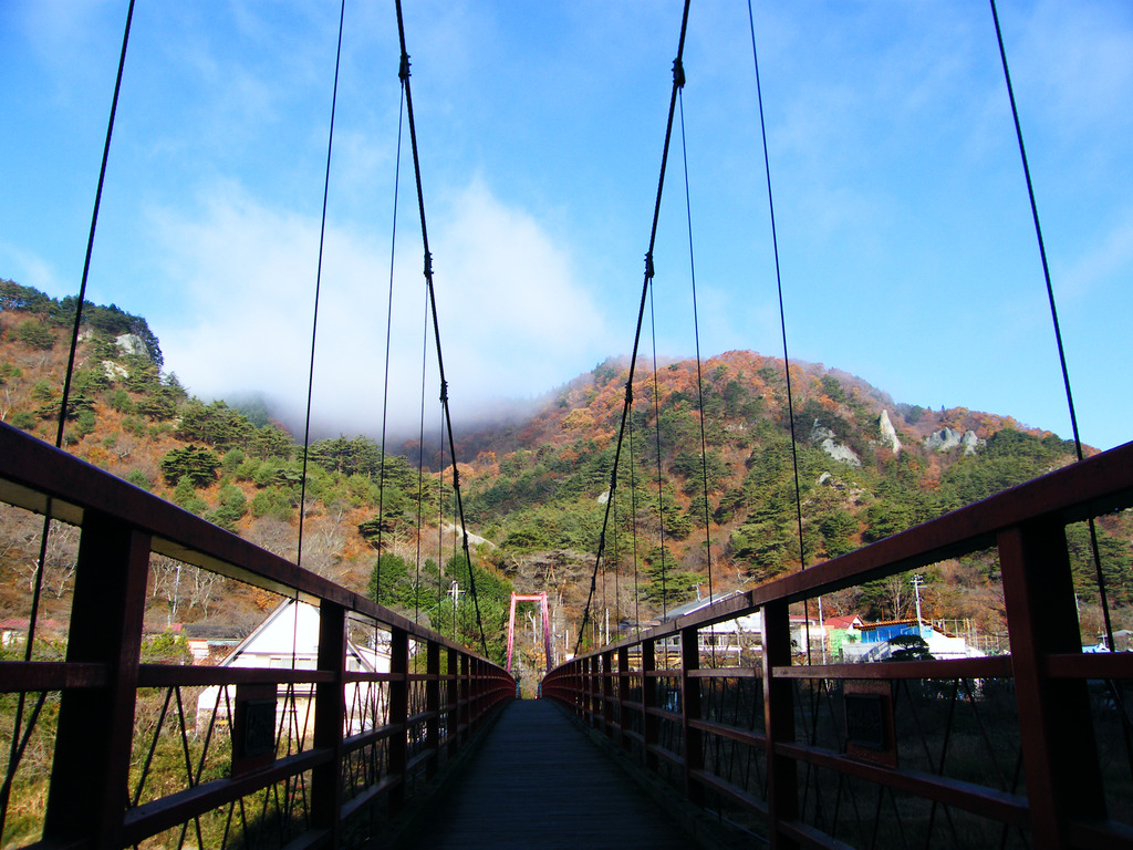あゆのつり橋と紅葉の矢祭山