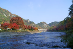 久慈川河畔の紅葉と矢祭山の奇岩群