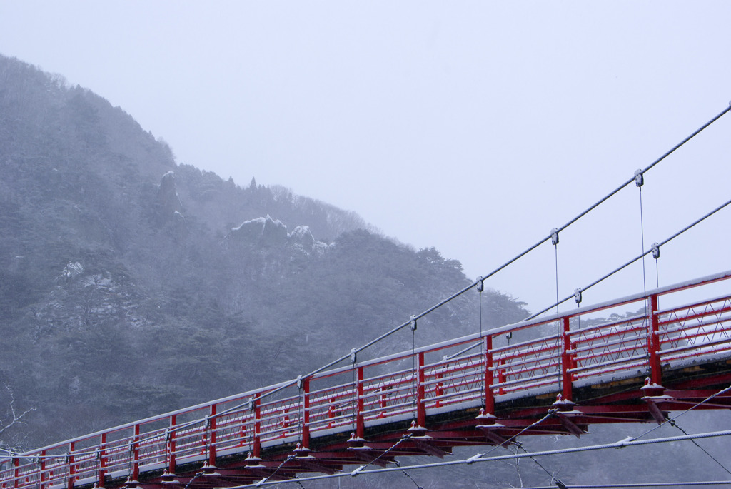 雪にむせぶ屏風岩とあゆのつり橋