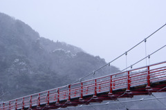 雪にむせぶ屏風岩とあゆのつり橋