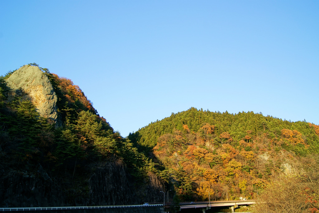 沈む夕日に照らされる晩秋の大だるま岩