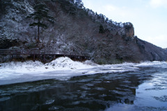 久慈川を流れるシガと雪化粧した乙女ヶ越