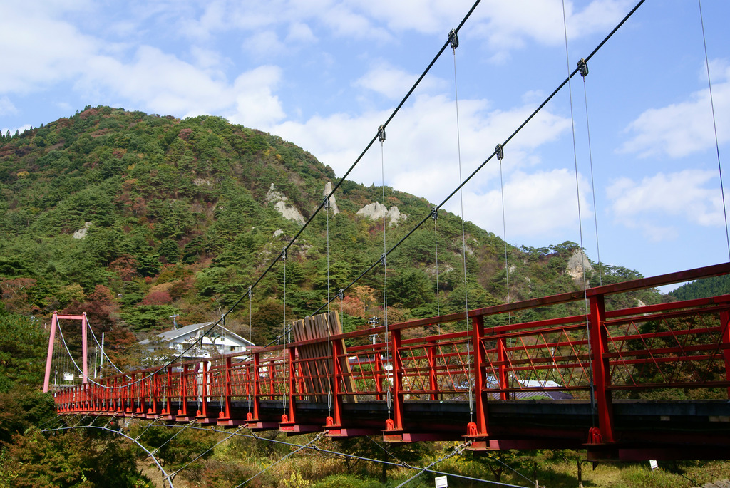 あゆのつり橋と矢祭山と青い空と白い雲