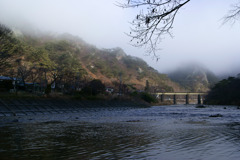 朝靄に包まれる矢祭山の奇岩群と久慈川の流れ