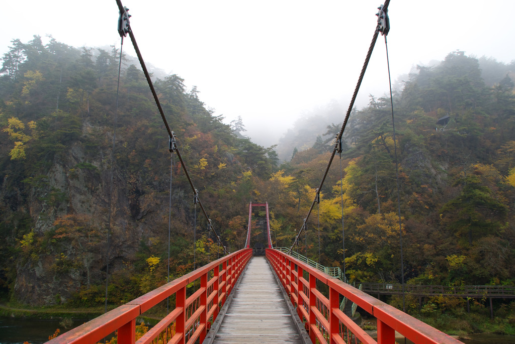 秋の朝のあゆのつり橋