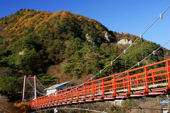 あゆのつり橋と晩秋の矢祭山