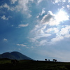 空と山と馬