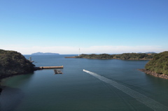 秋晴れの下、外津浦湾よりボートを走らす