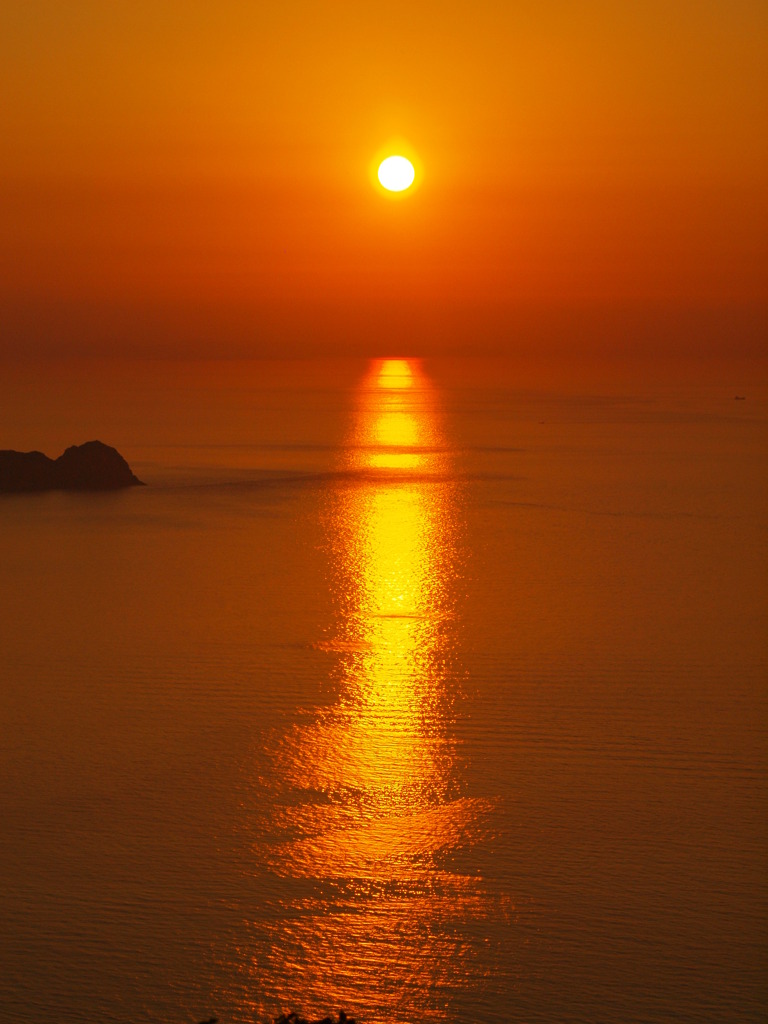 夕日へと続く道