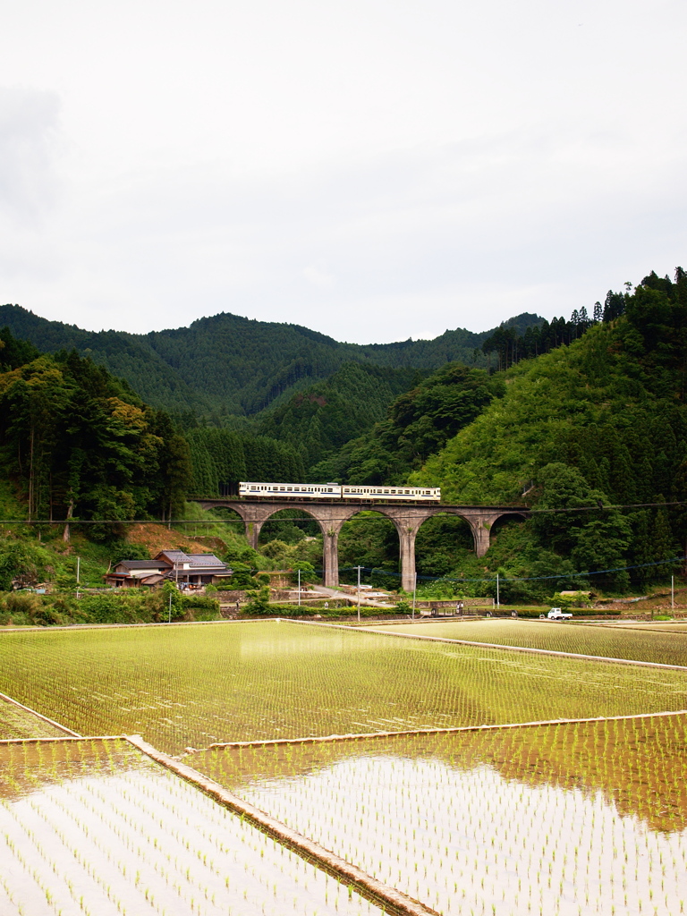 めがね橋を駆け抜ける
