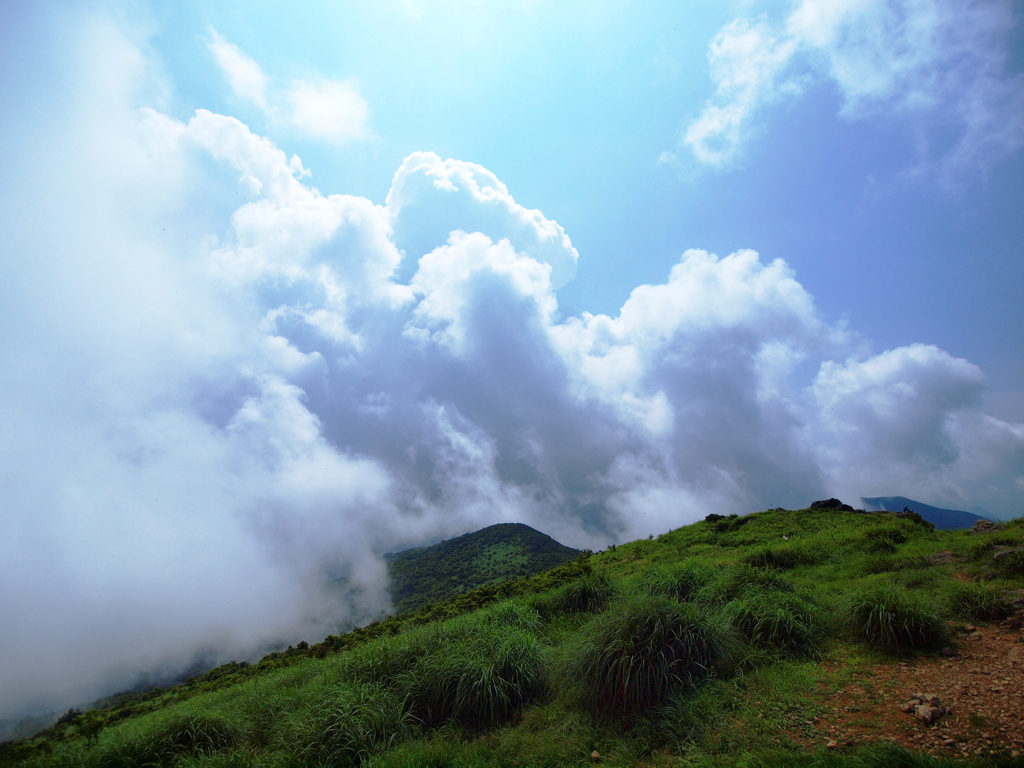 押寄せる雲