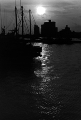 腰越漁港の夕日2