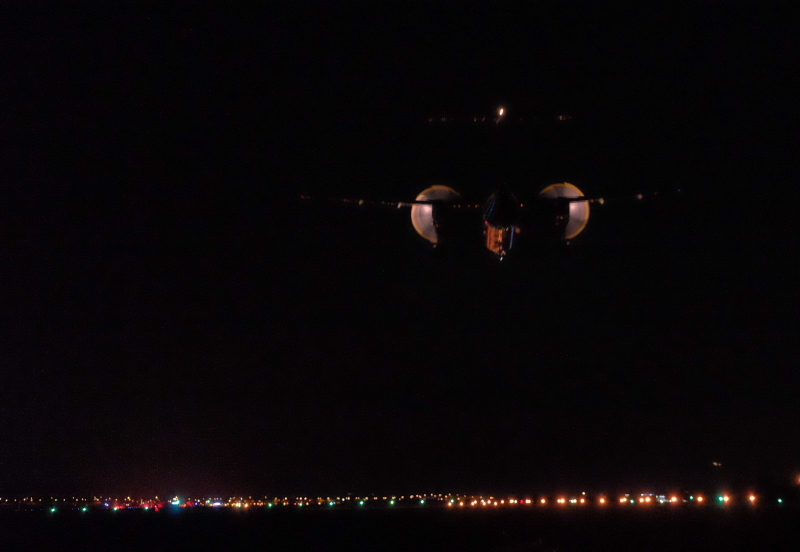 夜間飛行のプロペラ機