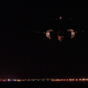 夜間飛行のプロペラ機