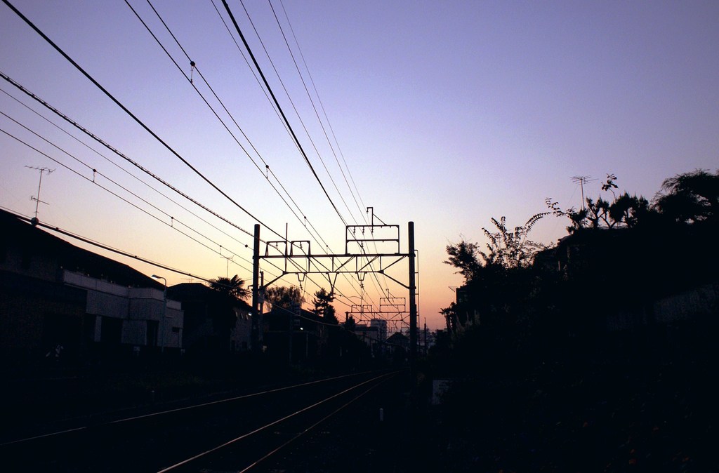 夕方の線路と空