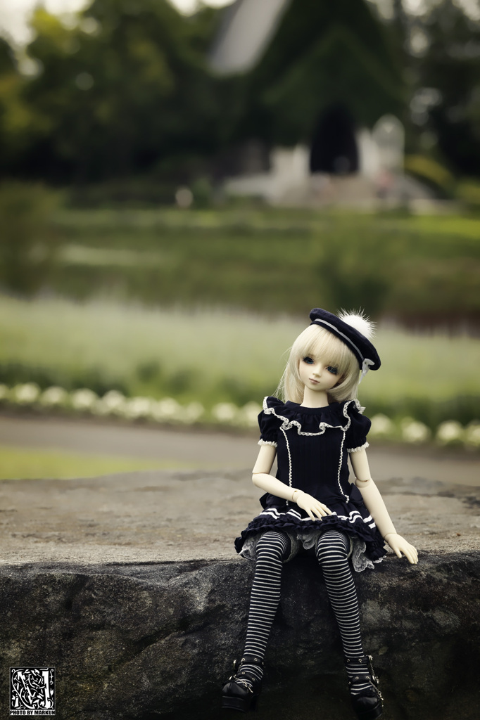 小雨の中の少女