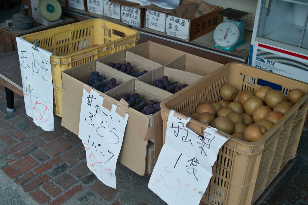 旧街道の店先にて