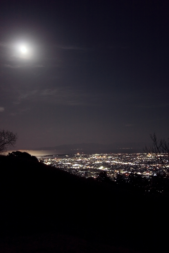 月と夜景_駿河湾を臨む