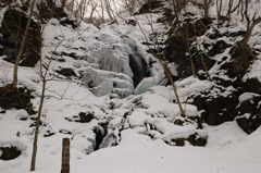 凍りつく九段の滝