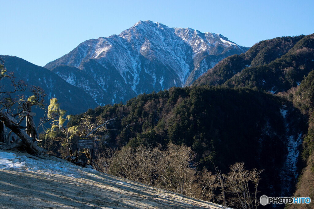 天空のビーチから甲斐駒ヶ岳を望む