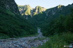 槍沢を行く