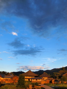 飛鳥寺が夕陽を浴びて・・・