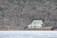 ある湖畔の家
