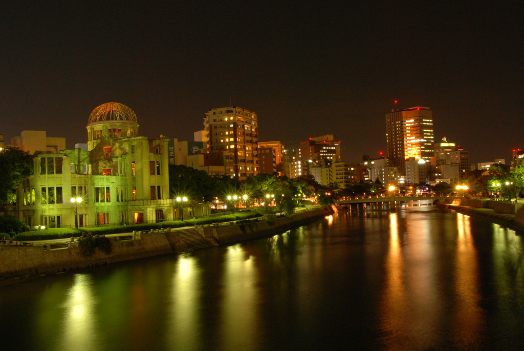 原爆ドームと夜景