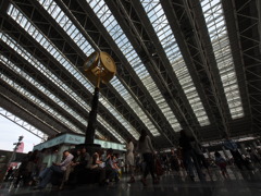 大阪駅　　屋根　　時計？