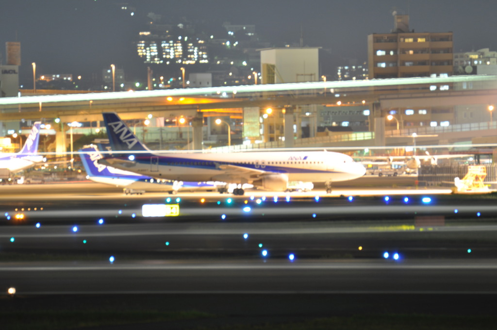 待つ機体と光跡