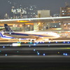 待つ機体と光跡