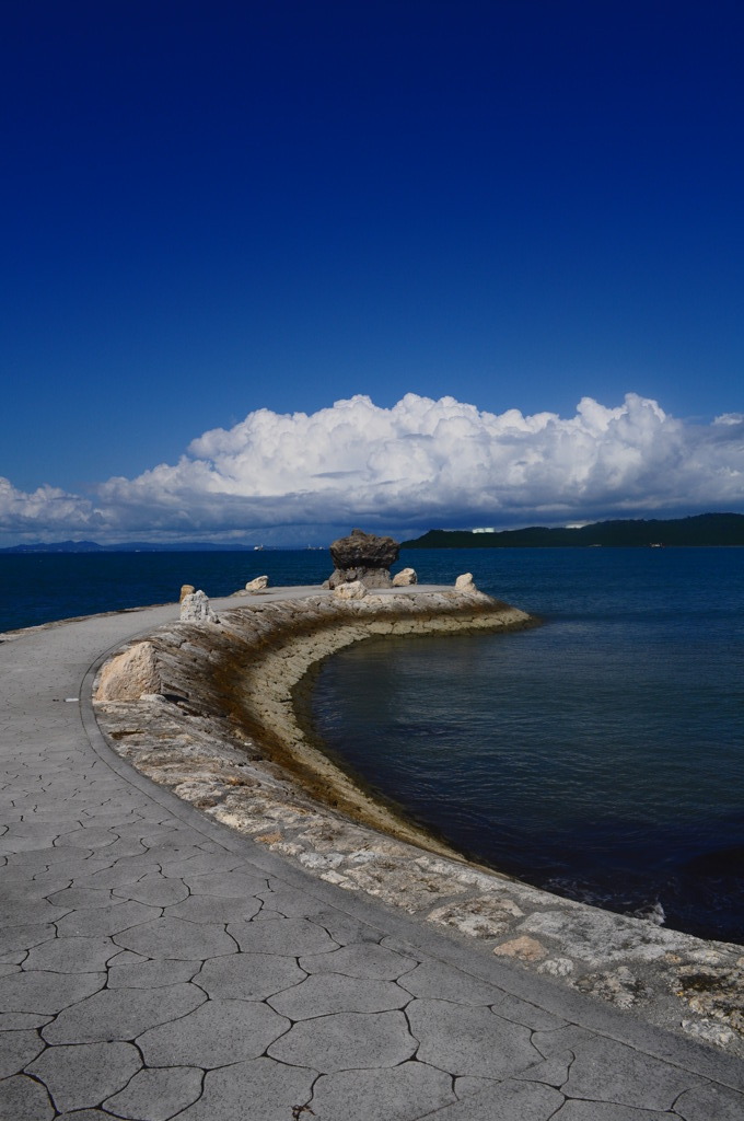 雲と海と道