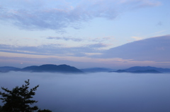雲海と沈む満月
