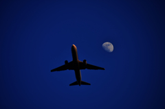 旅客機と月