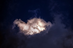 雲...