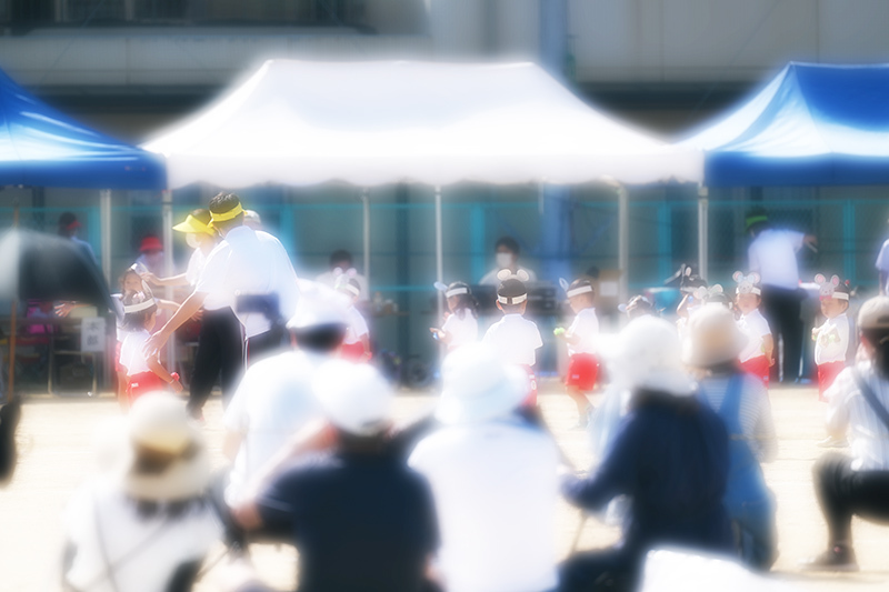 運動会フェンス越し