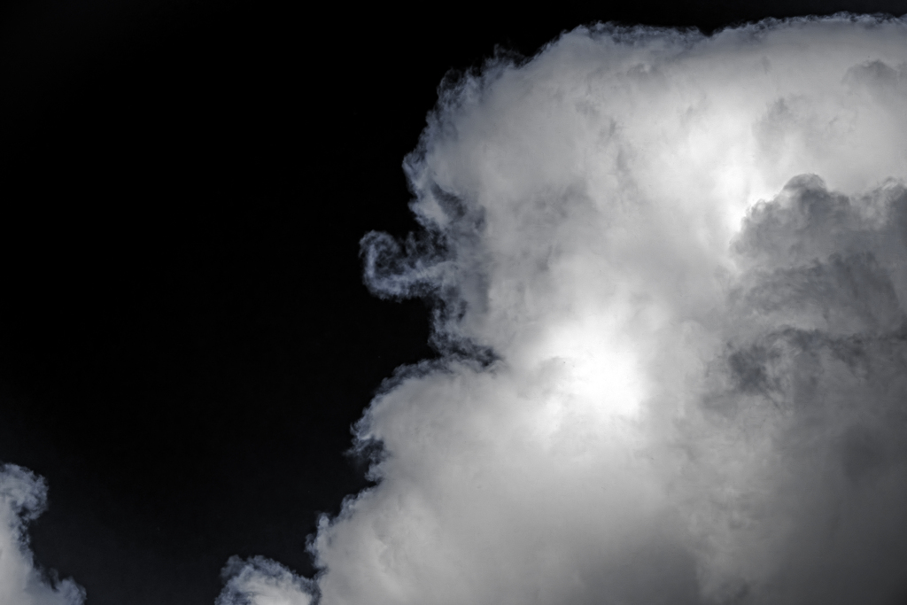 雲...