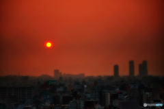 ガラス越し夕日