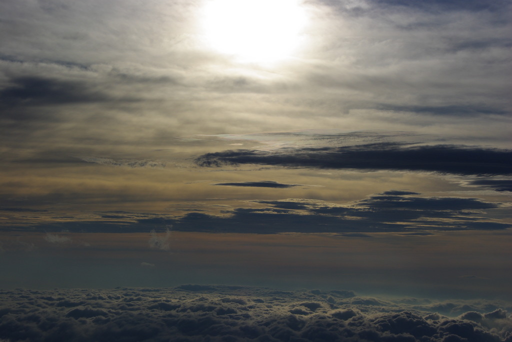 雲照らす太陽
