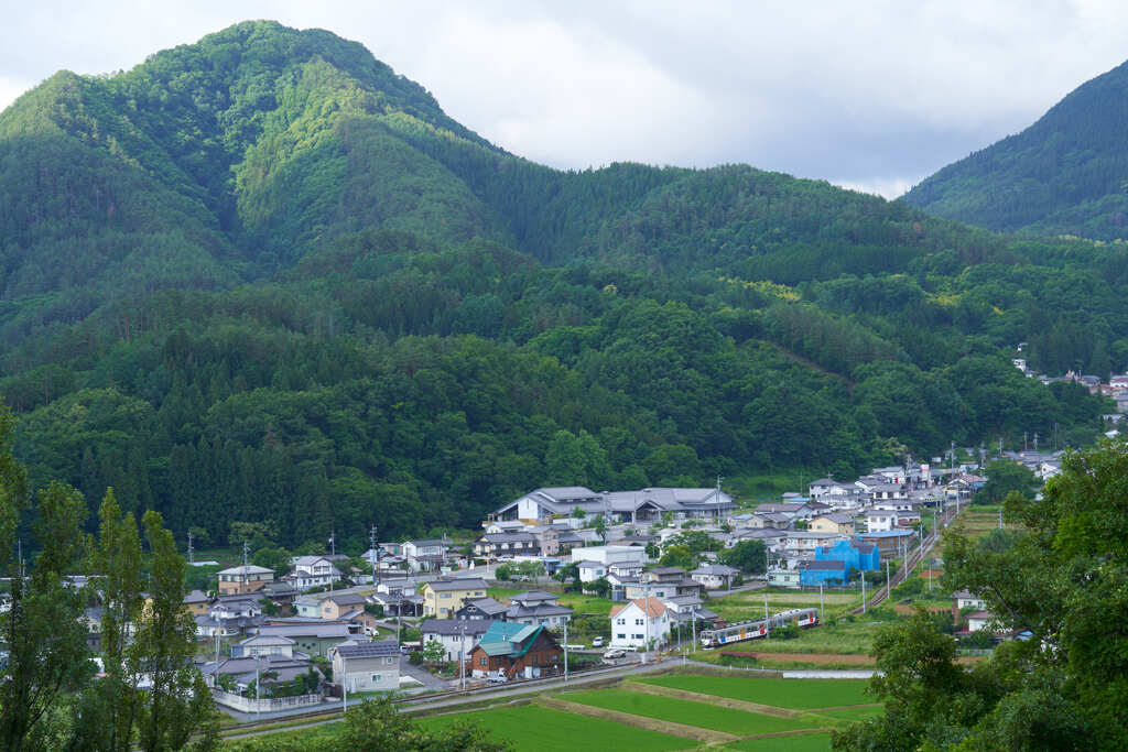 山あいを走る