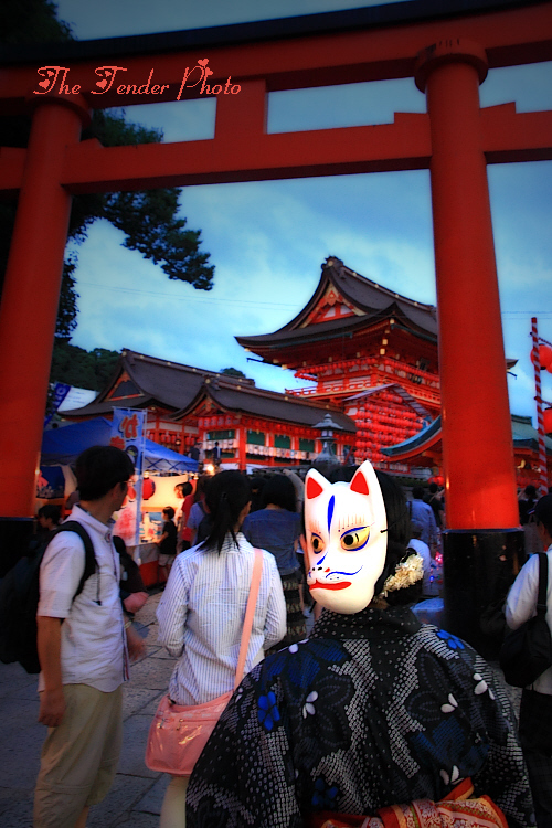 京夏の涼　伏見のお稲荷さんだ　“コーン！”