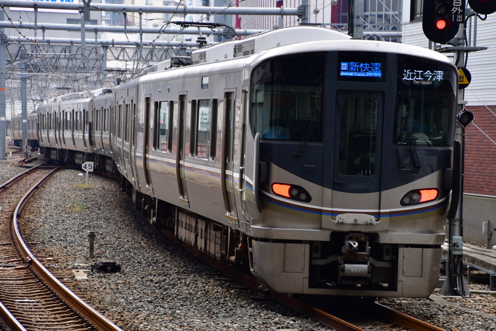 うねうねと発車する新快速