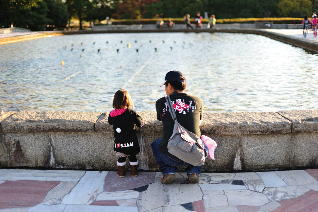 秋の公園、父娘