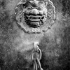 廃墟扉の彫刻