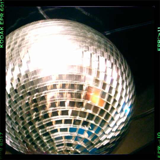 a mirrored ball！！