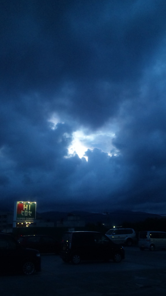 雲の隙間から