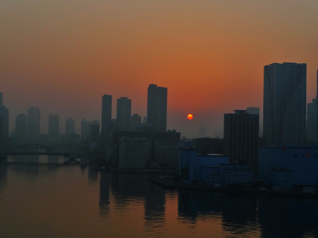 都市の朝焼け