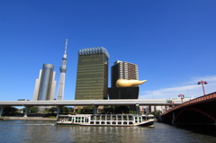 東京スカイツリーと遊覧船