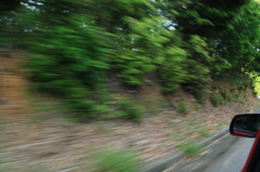 時速７０kmの山道